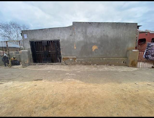 18 BEDROOM HOUSE FOR SALE IN BEZUIDENHOUT VALLEY